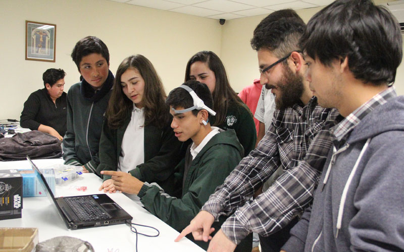 Escolares aprenden sobre robótica y nuevas tecnologías en talleres abiertos de Ingeniería en Informática