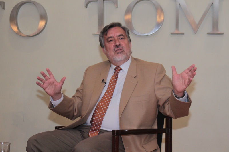 Senador Alejandro Guillier participó en Conversatorio de UST Santiago