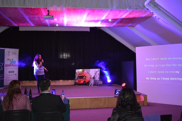 Estudiante de Psicología obtiene primer lugar en First Karaoke Contest