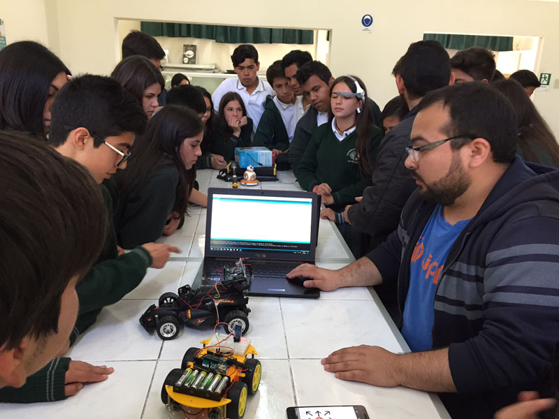 Expo de robótica de Ingeniería en Informática visitó Colegio Santo Tomás