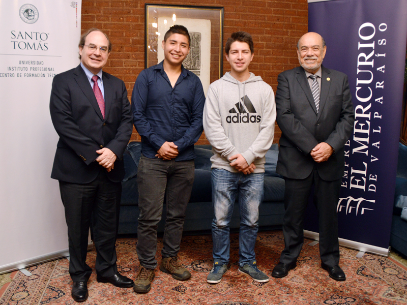 Santo Tomás Viña del Mar y El Mercurio de Valparaíso premiaron a los mejores puntajes del 13° Ensayo Nacional PSU