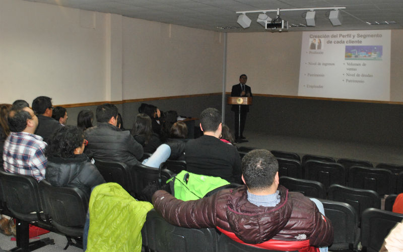 Estudiantes participaron de charla sobre instrumentos financieros de la banca
