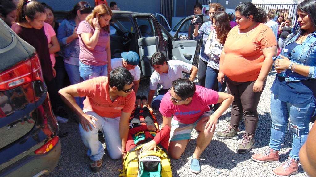 Ex alumnos participan en curso de atención prehospitalaria avanzada