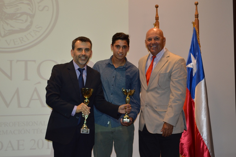 Alumnos destacados en 2016 participaron de Gala DAE