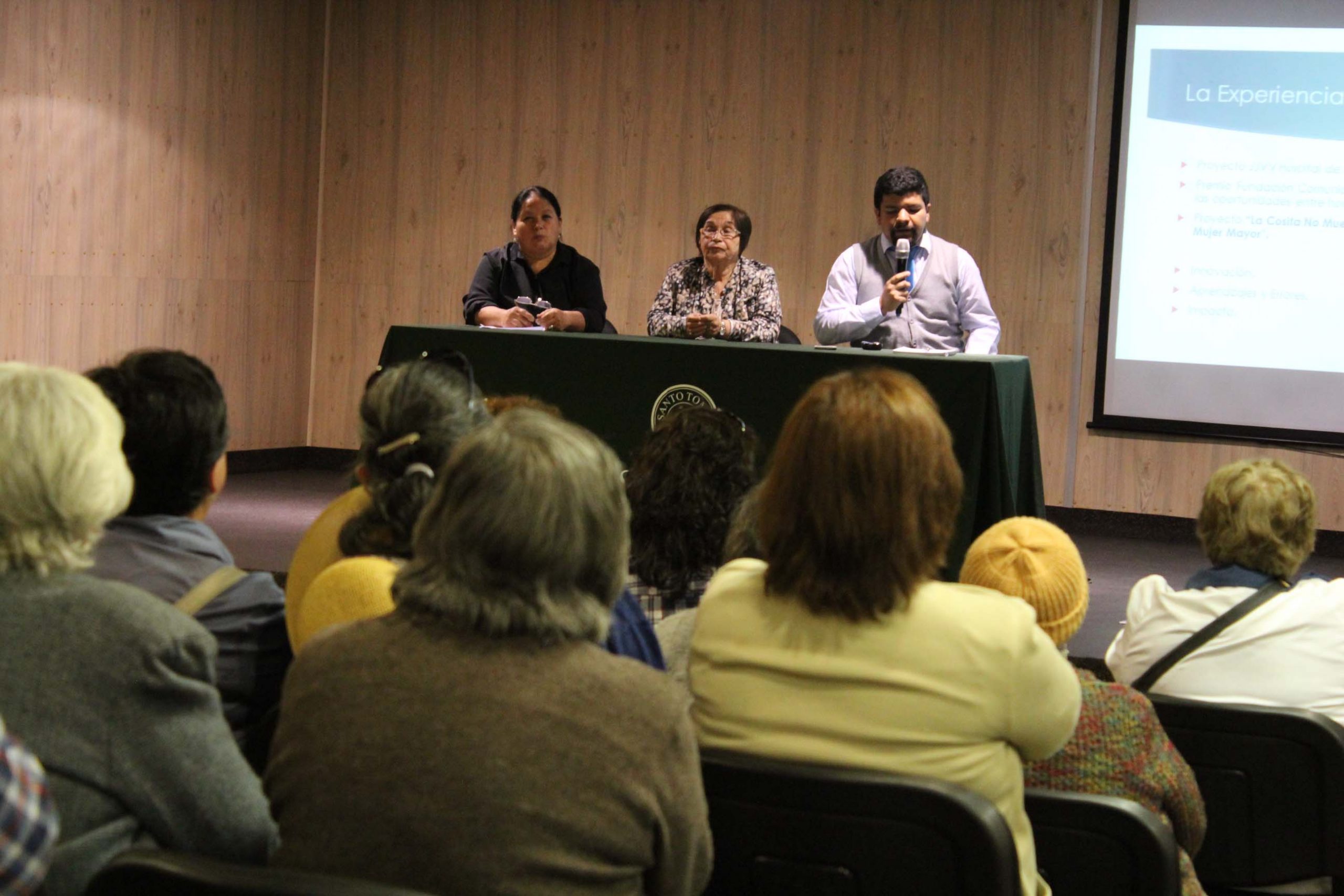 Adultos mayores realizaron conversatorio en Santo Tomás Valdivia