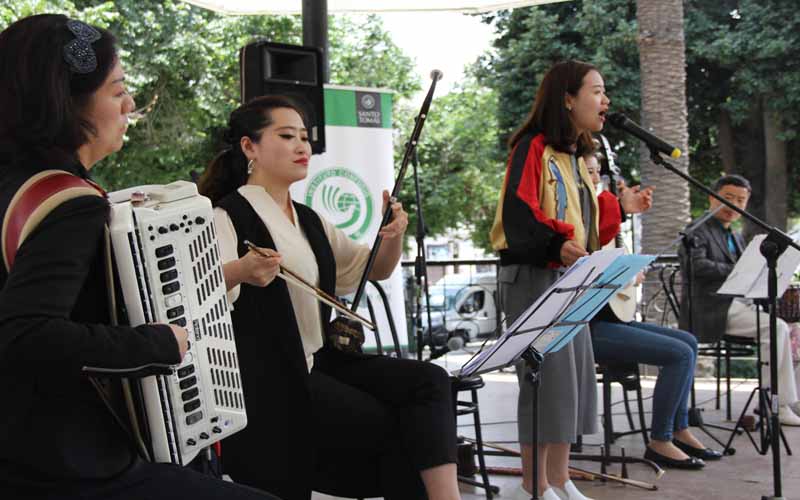 Homenaje a Violeta Parra a cargo de agrupación china sorprende a porteños