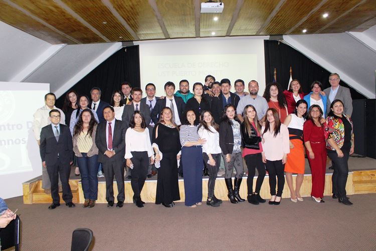 Egresados de Derecho fortalecen su relación con Santo Tomás
