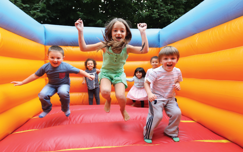 ¿En qué fijarse al arrendar un juego inflable para niños?