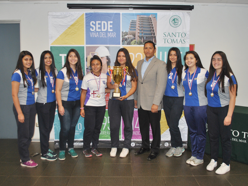 Liceo José Cortés Brown de Recreo obtuvo el primer lugar en la “Copa Santo Tomás” de vóleibol femenino