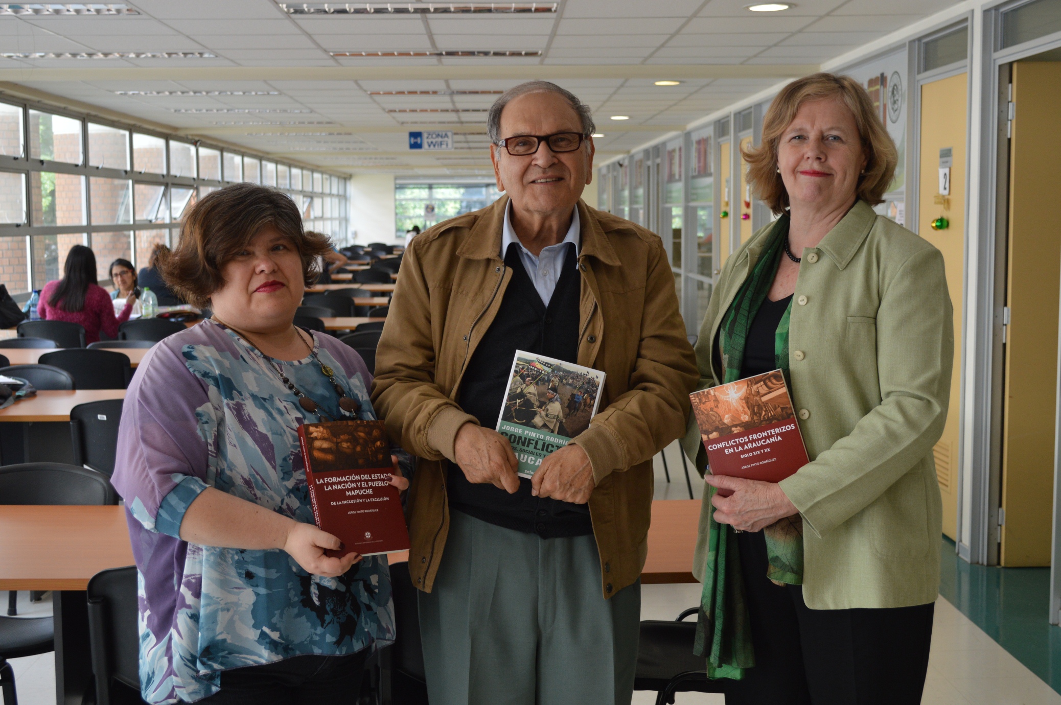 Premio Nacional de Historia donó libros a la biblioteca de Santo Tomás Temuco