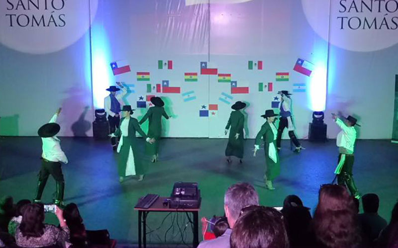 Alumnos protagonizaron gala folclórica de Santo Tomás La Serena