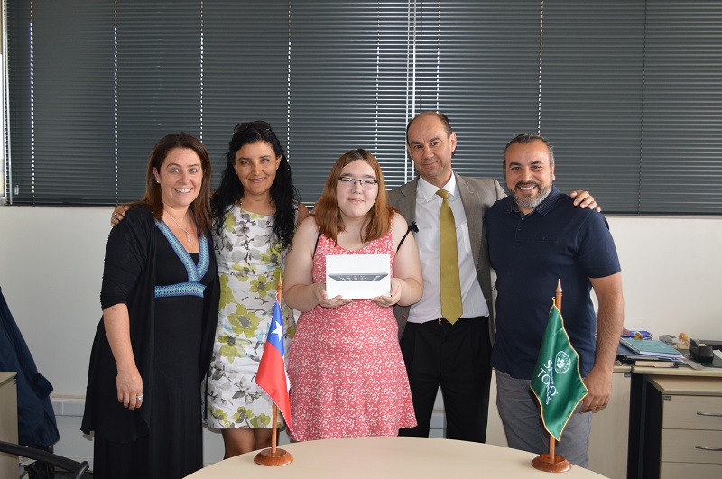 Con alegría estudiante de Comunicación Audiovisual recibió Ipad de regalo por responder encuesta