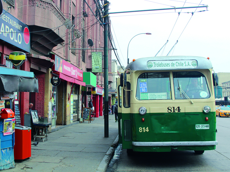 Libro “Gastronomía Valparaíso” será presentado en el trolebús más antiguo del mundo aún en funcionamiento
