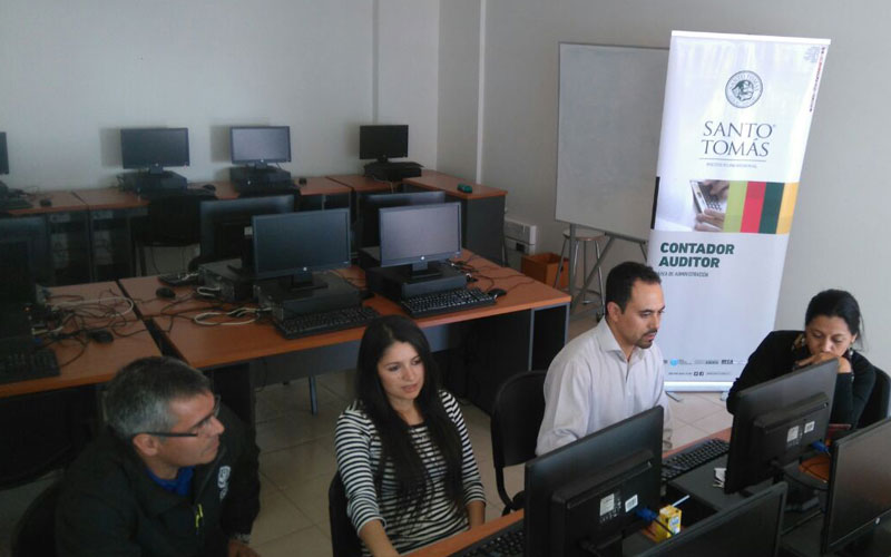 Alumnos de Contador Auditor resolvieron dudas de operación renta 2017