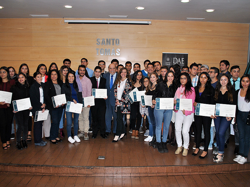 Santo Tomás Viña del Mar entregó becas a alumnos de excelencia académica y deportistas destacados