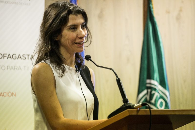 Alejandra Mustakis inauguró año académico Santo Tomás