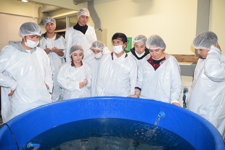 Secundarios aprenden sobre muestreo de peces en Hatchery de Santo Tomás