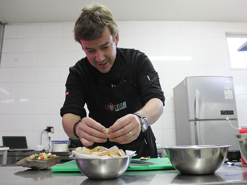 Juan Morales enseña a rescatar la cocina chilena y del mar