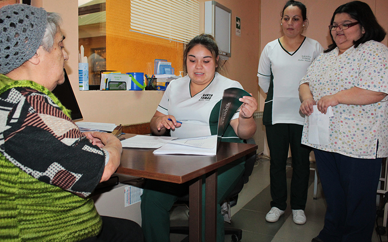 Adiós a las listas de espera: estudiantes de Santo Tomás visitan poblaciones para entregar atención sanitaria a adultos mayores