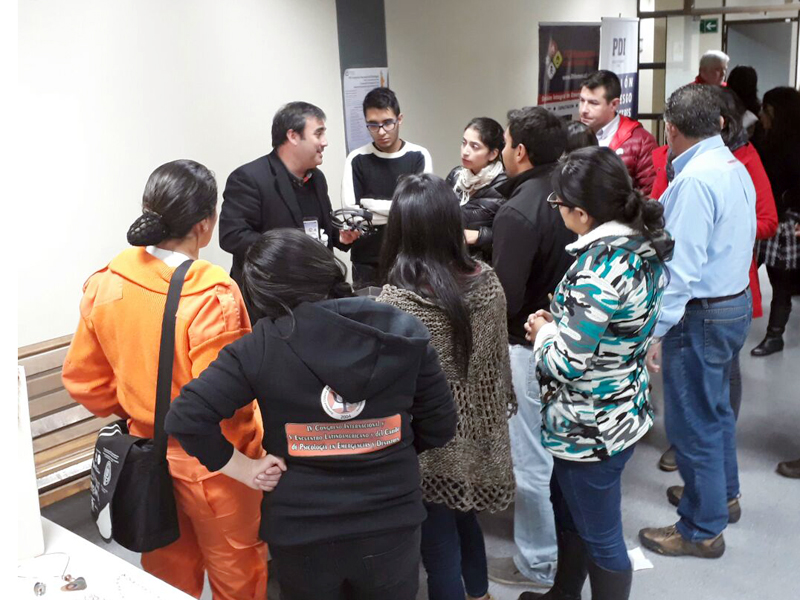 Académico y alumno de Psicología asistieron a congreso internacional para compartir sus experiencias trabajando en catástrofes