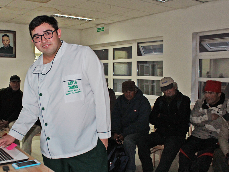 Estudiante de Podología enseña técnicas de autocuidado a personas en situación de calle en Punta Arenas