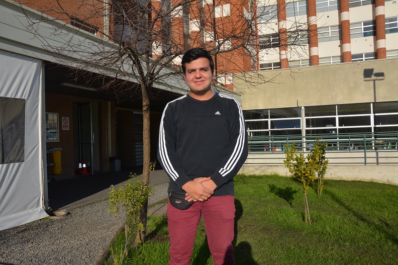 Joven sordo da clase magistral de lengua de señas a través de redes sociales
