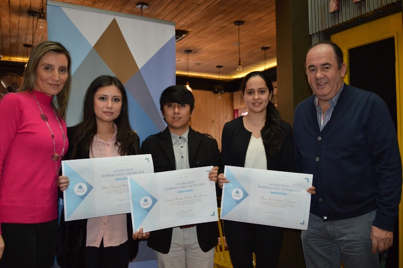 Estudiantes de Psicología de la UST obtuvieron beca para tesis sobre interculturalidad de la Fundación Aitue