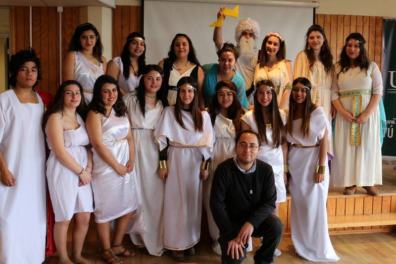 Estudiantes de Pedagogía celebran Fiesta Griega