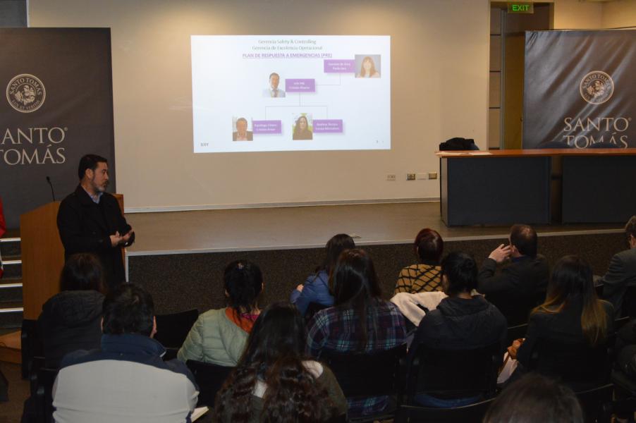Carrera de Técnico en Turismo realizó charla sobre Ejercicios de Seguridad Aeroportuaria en Santo Tomás Temuco