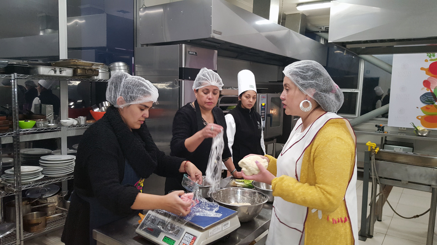 Funcionarios del Servicio de Salud aprendieron cocina oriental en Santo Tomás Talca