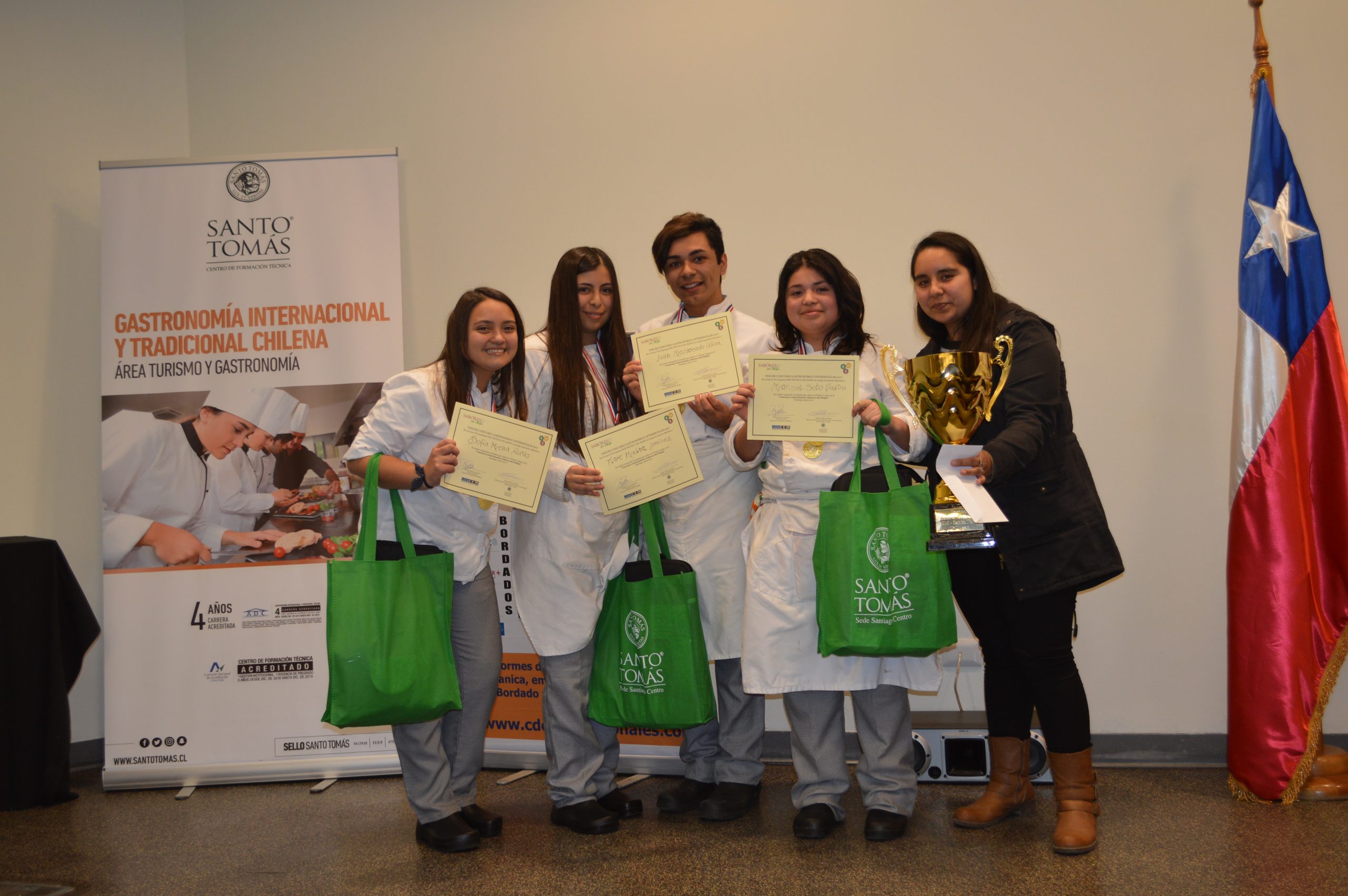 Alumnos del Liceo Cardenal Caro ganaron concurso Sabores del Maipo