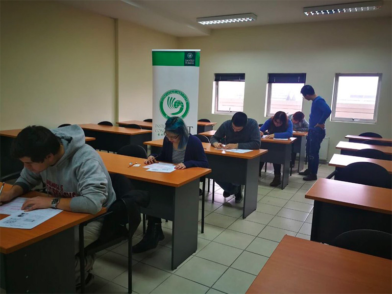 Estudiantes y profesionales rindieron examen de chino mandarín en UST