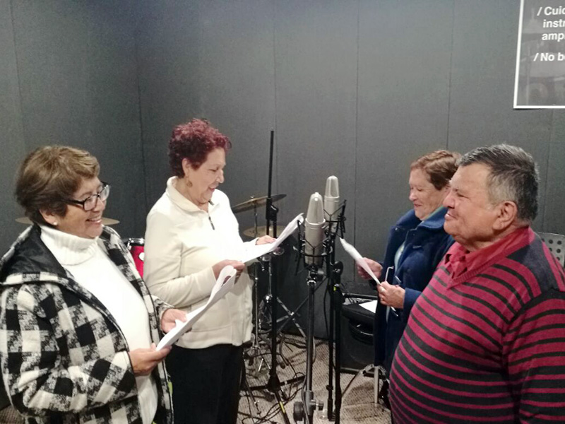 Obras de radio-teatro ponen fin a proyecto de Escuela de Fonoaudiología con adultos mayores de San Antonio