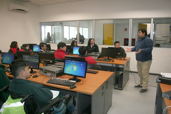 Conectividad y Redes abre sus puertas a escolares en Sede Curicó