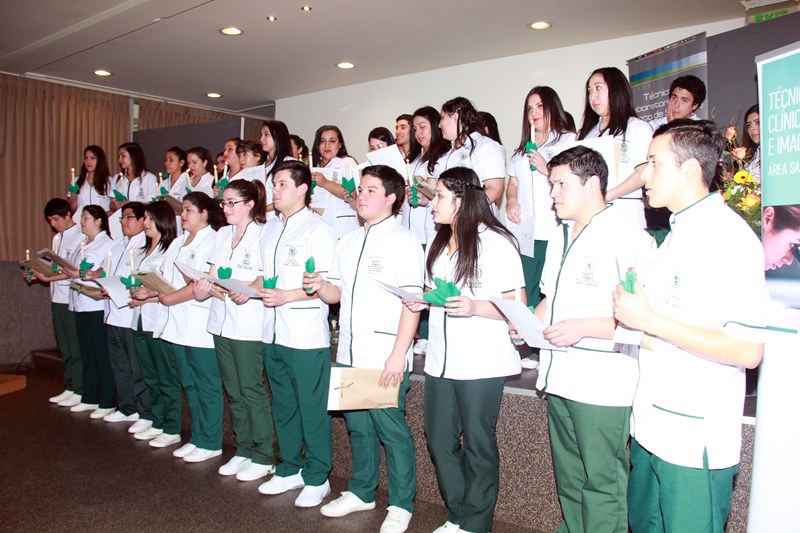 Estudiantes de Técnico en Laboratorio Clínico, Banco de Sangre e Imagenología reciben Investidura