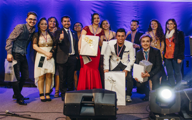 Estudiantes de Santo Tomás Los Ángeles “la rompieron” en la final del Festival de la Voz