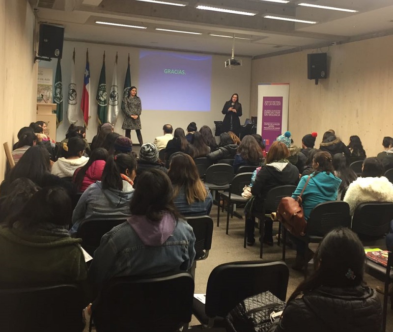 Con charla preventiva contra la  violencia de género celebran a  madres estudiantes  de Santo Tomás