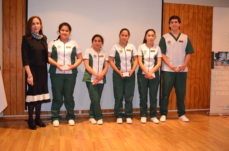 Con ceremonia de investidura futuros técnicos en laboratoristas comienzan sus prácticas clínicas