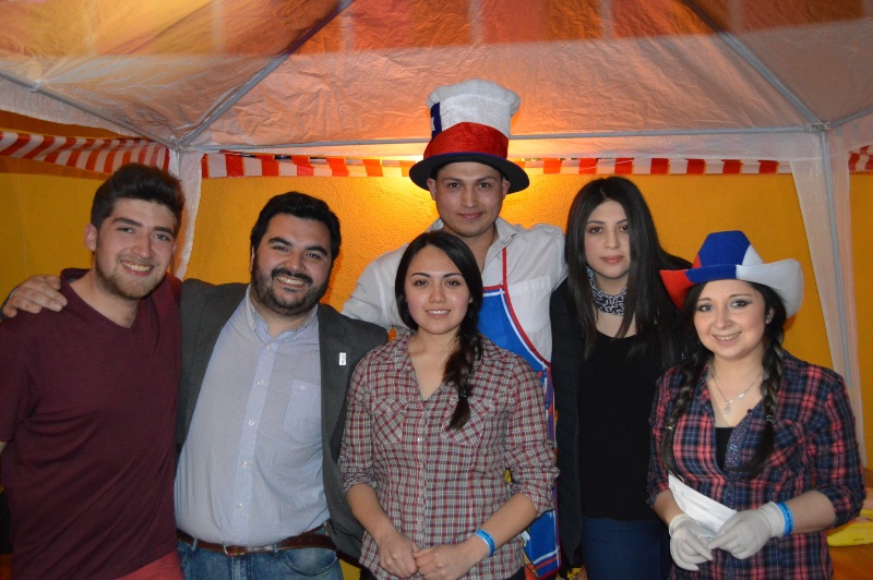 Estudiantes festejaron las Fiestas Patrias en la Fonda Santo Tomás Temuco
