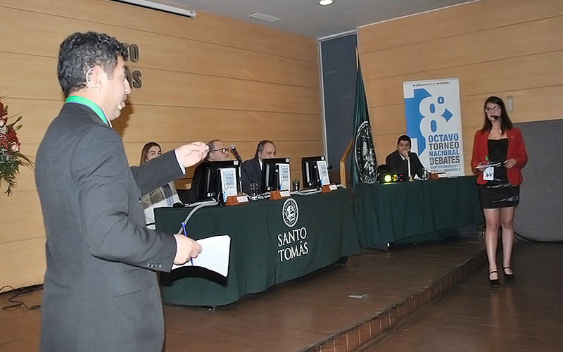 Estos son los ocho equipos que avanzan a las rondas finales del 8° Torneo Nacional de Debates Santo Tomás