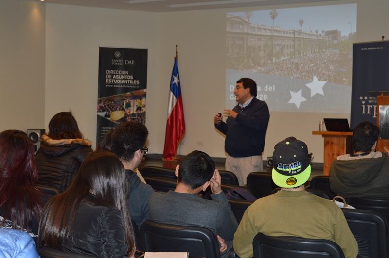Tomasinos analizaron los desafíos del Chile 2020