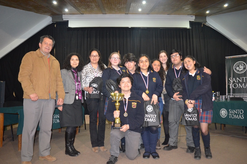 Colegio Domingo Santa María es el nuevo campeón del IV Torneo Debate Escolar Santo Tomás