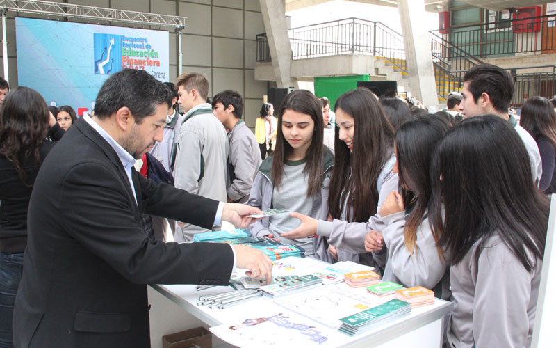 Jóvenes de enseñanza media fueron parte de encuentro regional de educación financiera