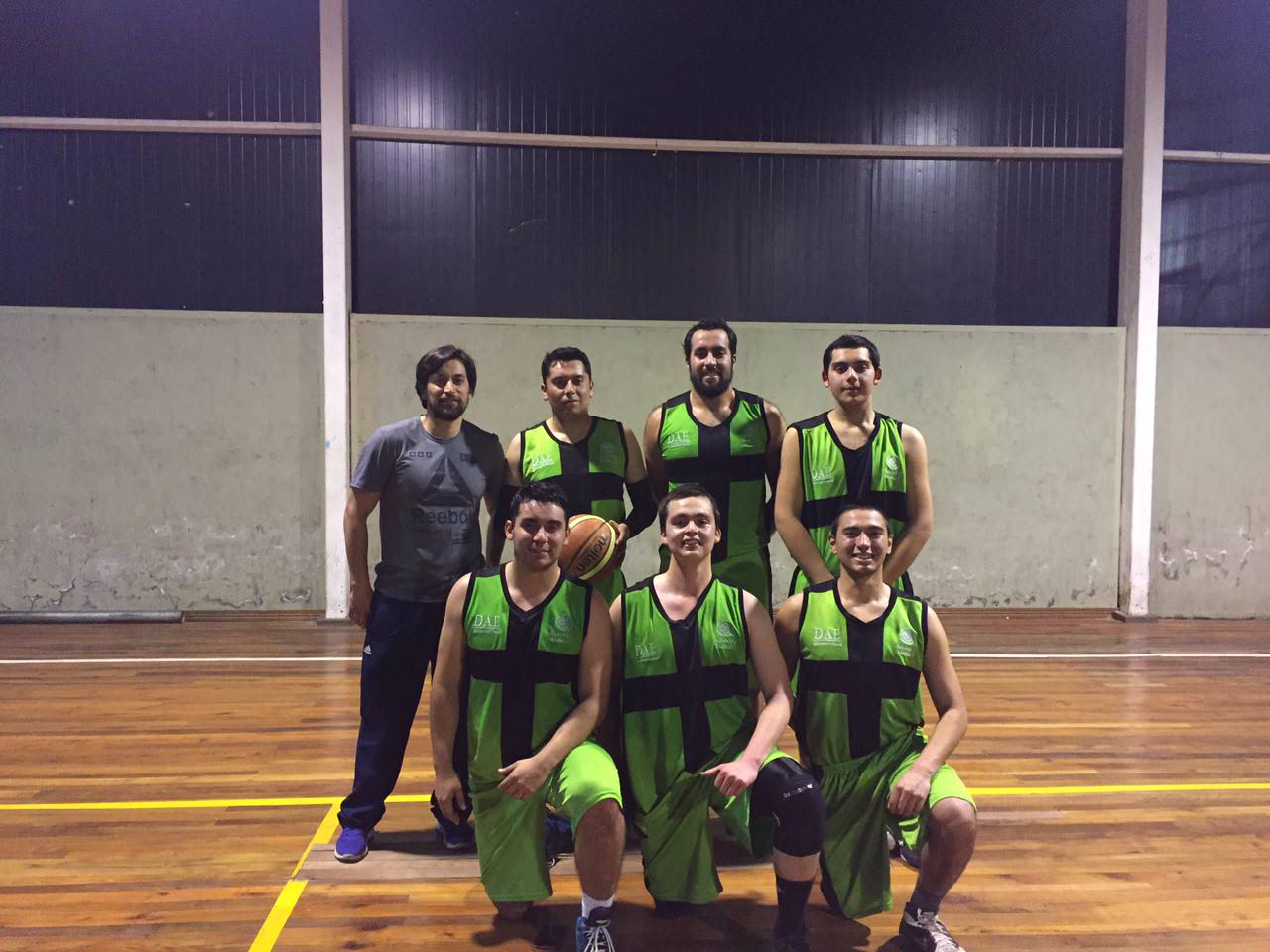 Santo Tomás Los Ángeles líder del campeonato básquetbol varones ADESLA