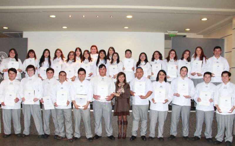 Estudiantes de Gastronomía Internacional y Tradicional Chilena del CFT Santo Tomás recibieron su Certificación Intermedia