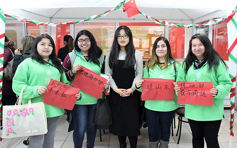 Confucio Punta Arenas participó caligrafía china en el Día Mundial del Turismo