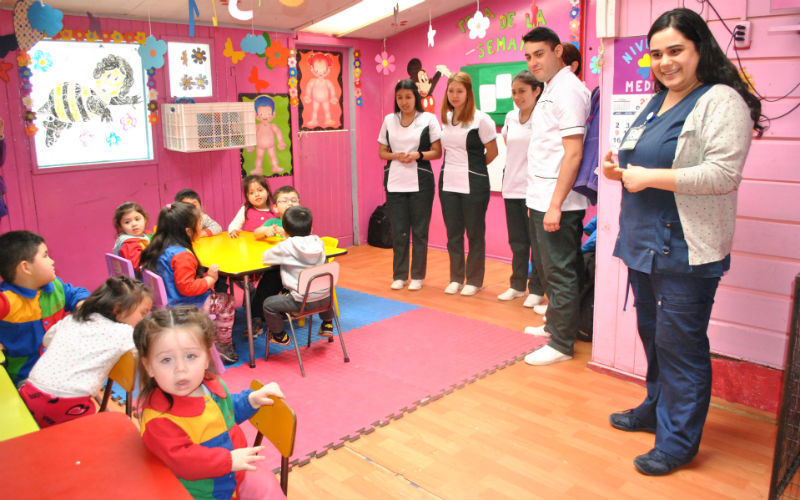 Estudiantes Santo Tomás promueven el correcto lavado de manos en preescolares de Osorno