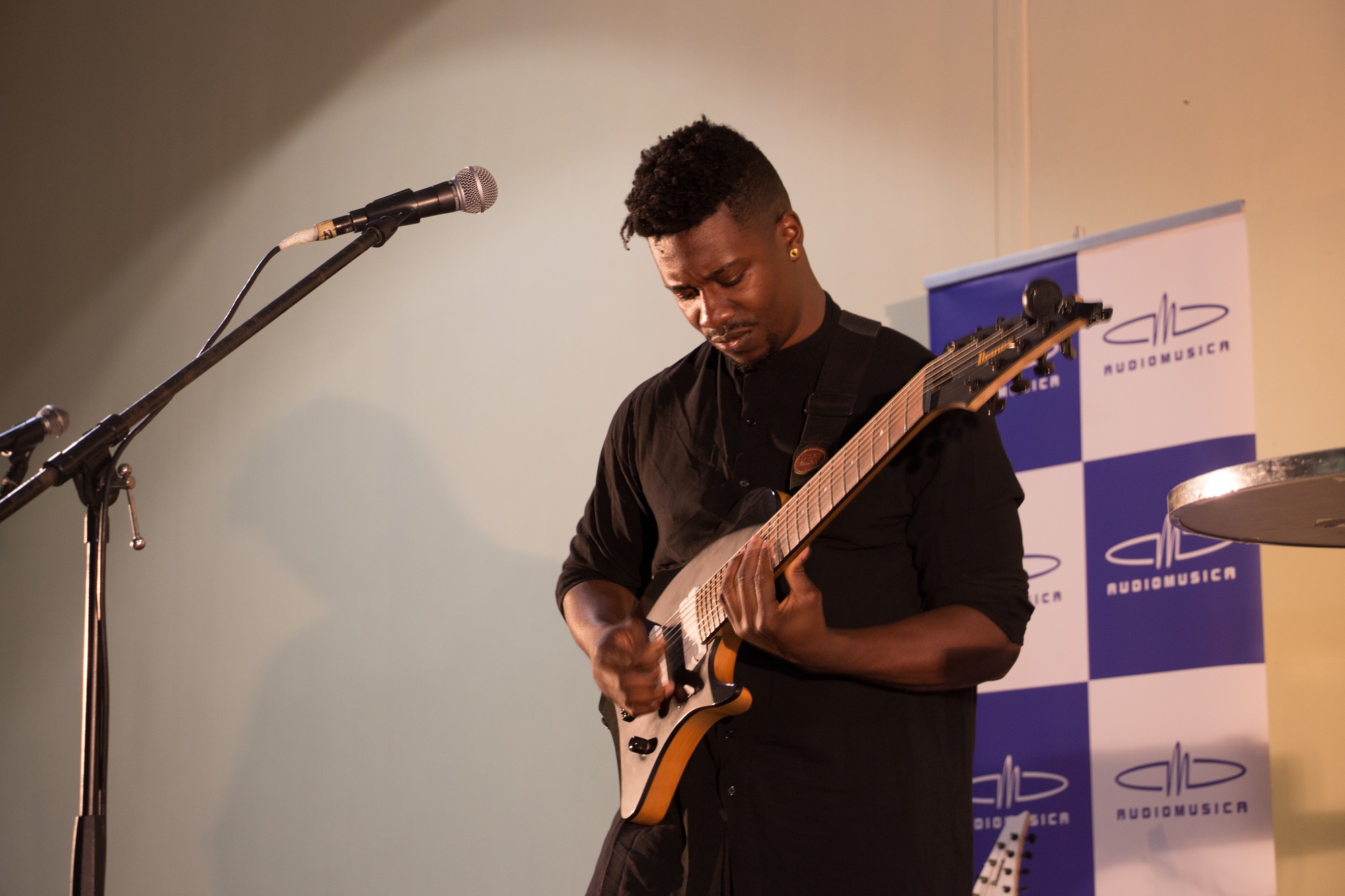 Guitarrista Tosin Abasi realizó Clínica en Santo Tomás Concepción