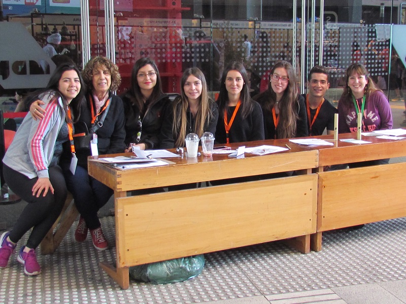 Estudiante de Relaciones Públicas y Periodismo participaron del evento “Vivo Yoga, Yoga para todos”