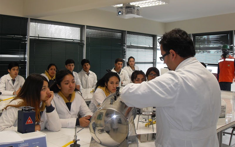 Alumnos de liceo serenense recibieron capacitación en laboratorio de química